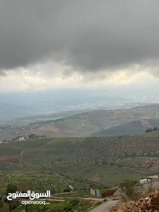 للبيع منبسطه واصل الخدمات اطلاله رائعة منطقة مزارع وشاليهات فخمه.