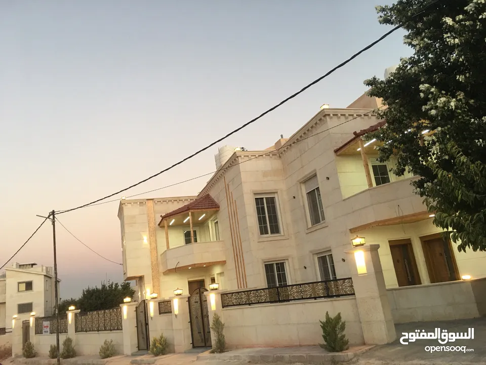 بيت شبه فيلا متلاصقه للبيع