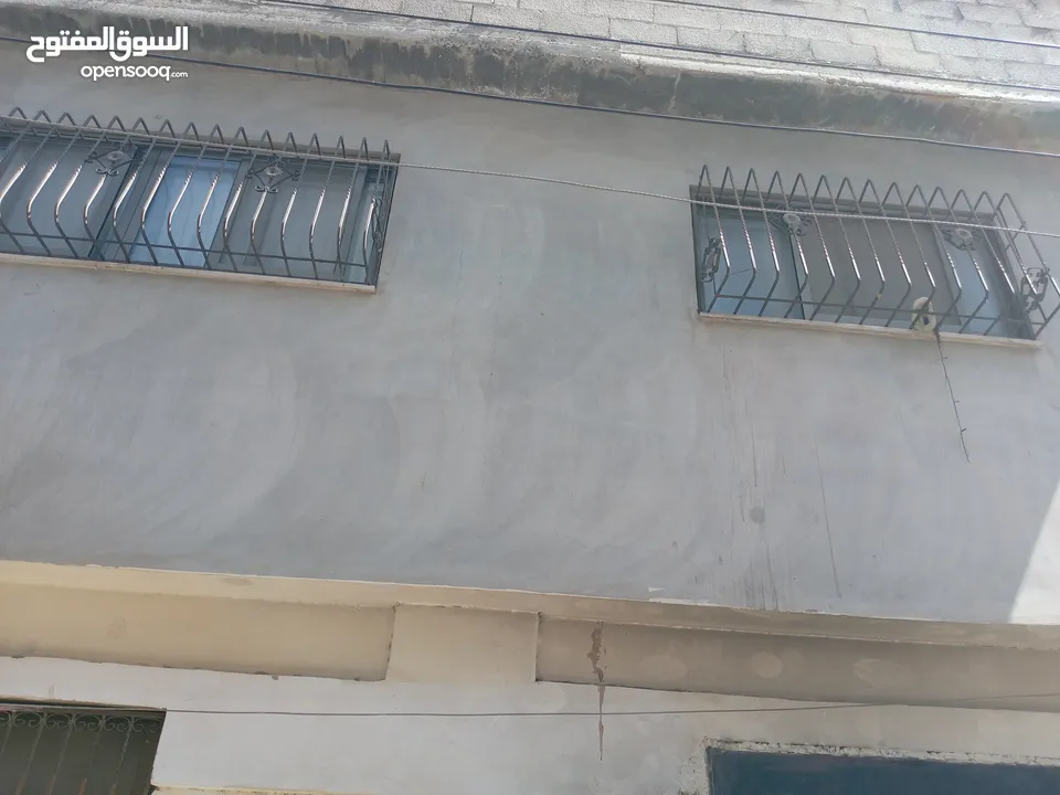 منزل مكون من طابقين مع سطح مساحة كل طابق 125 م  كل طابق مكون من 3 غرف مع صالون وحمام في مخيم عسكر