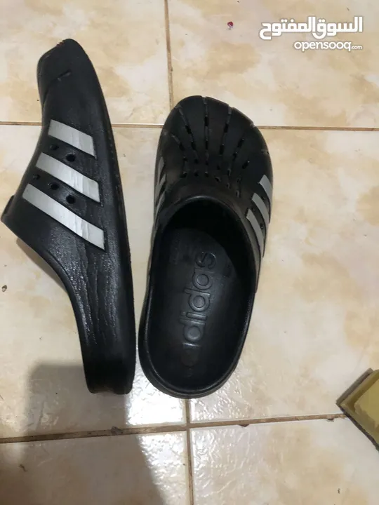 جزمتين اديداس (ADILETTE CLOGS) نظيفة للبيع بسعر جبار