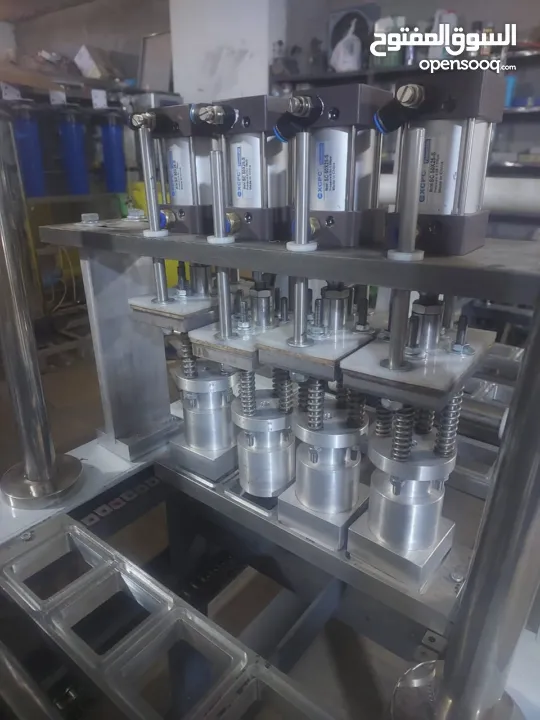 ماكينات تعبئة وتغليف كاسات المياه والعصائر والجلو والالبان المتطورة بنظام الذكاء الاصطناعي والروبوت