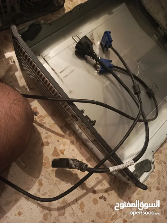 كمبيوتر hp قديم شغال مع شاشه قديمة و شغاله و كل سلاكو