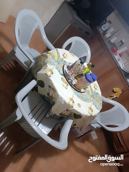 طاولة سامبا بحالة ممتازة مع كراسي  للبيع