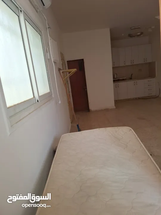 ستوديو خلف الاستراحة