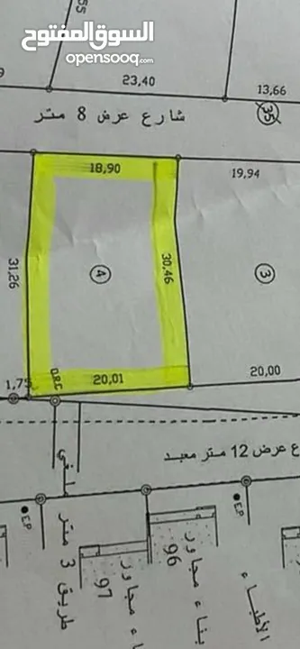 قطعة أرض مربعة الشكل واقعة على شارعين
