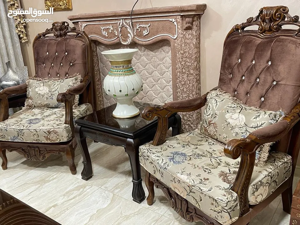 طقم كنب 7 مقاعد شبه جديد مع طربيزات