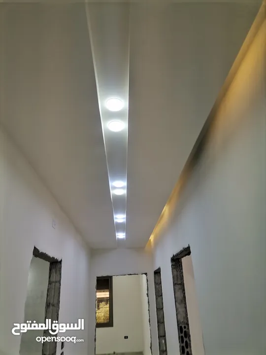 شقه 205م طابق ارضي مدخل خاص وكراج خاص وساحه للبيع على شارع البترا شرق اربد مول قراند وكازيه الرجوب