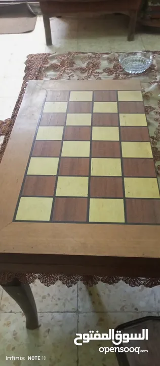 طاولة زهر و شطرنج بحالة ممتازة
