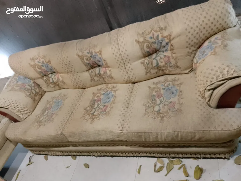 طقم كنب للبيع بحالة جيدة