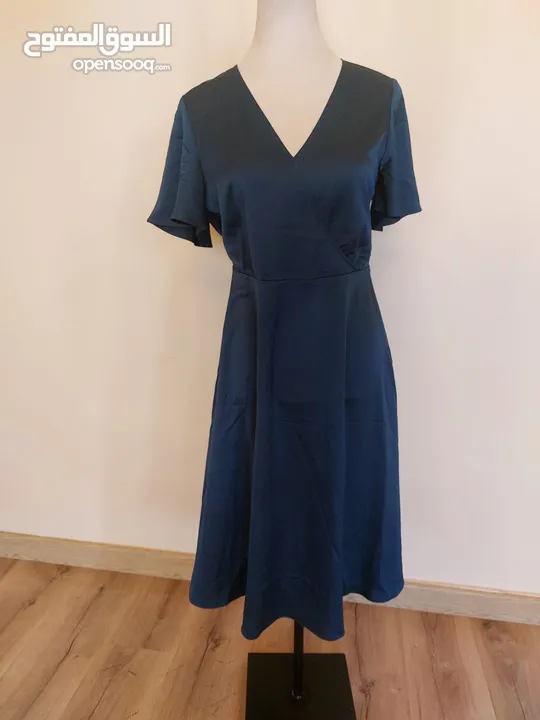 عدة فساتين جديدة و ماركات اسعارها من 10-12 دينار.