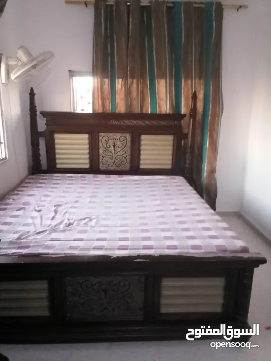 عندي اثاث مستعمل للبيع غرفتين نوم وثلاجه وثلاث جرار غاز البيع