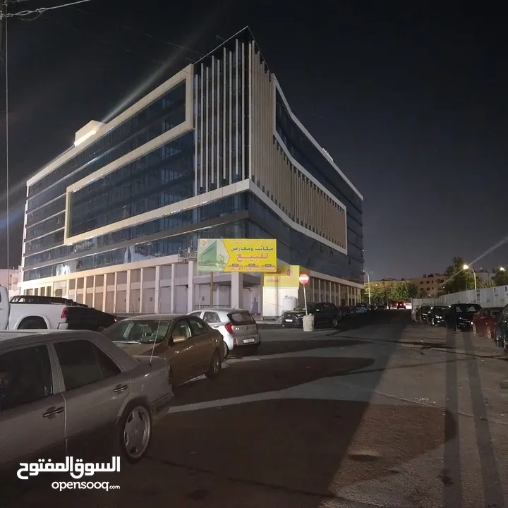 معارض ومكاتب تجاريه للايجار في موقع مميز جداً