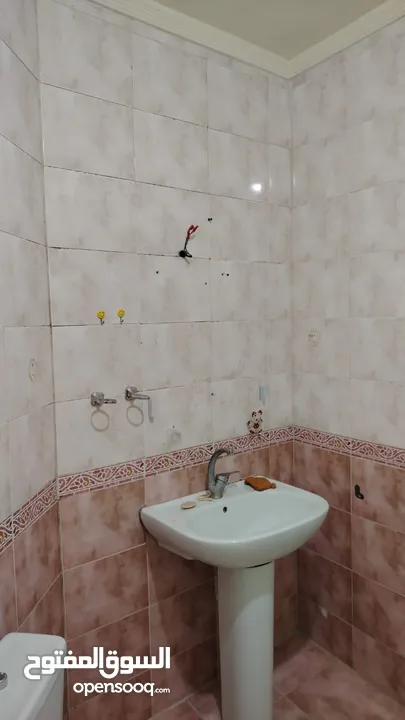 شقة ثلاث غرف نوم وحمامين من المالك