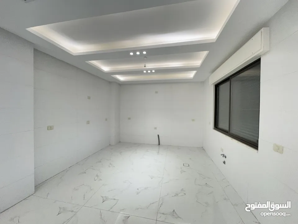 شقة طابق شبه ارضي للبيع مساحة 200م مع ترس وحديقه وكراج 250م بأجمل مناطق خلدا (مشروع 114