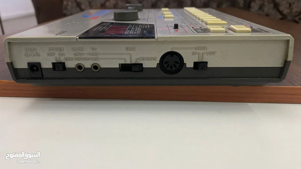 جهاز KORG DDM-220 هو من أشهر آلات الطبول الرقمية القابلة للبرمجة التي أُطلقت في الثمانينيات.