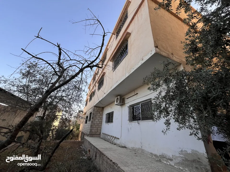 عمارة ثلاث طوابق + شقة ارضية عظم +تسوية  + كراج سيارات  للبيع