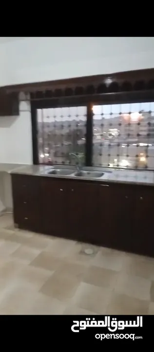 شقة فارغة للايجار في شارع مكة 200