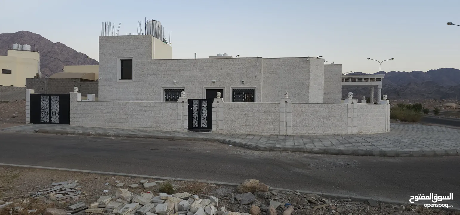 بيت مستقل للبيع في منطقه العقبه واجهتين حجر مطله على البحر