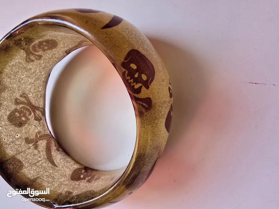 اساور زجاجية ملونة جميلة كبيرة