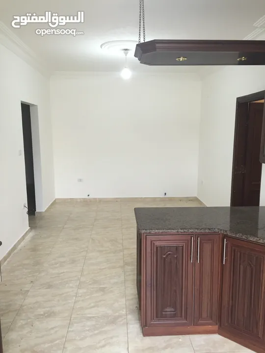 شقة سكن أ ضاحية الامير علي طريق المطار بجانب مدارس بيت المقدس 130 متر مربع طابق 2