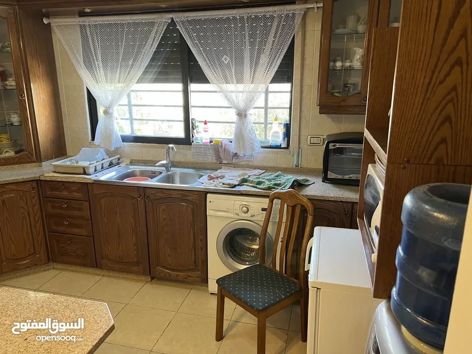 شقة مفروشة فرش فاخر تبعد عن جامعة اليرموك 300 متر في ارقى مناطق اربد تقع فوق دوار القبة شارع طرابلس
