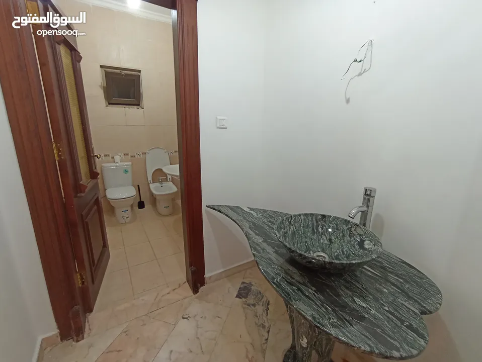 شقة غير مفروشة للإيجار 300م2 ( Property 19203 )-174847862