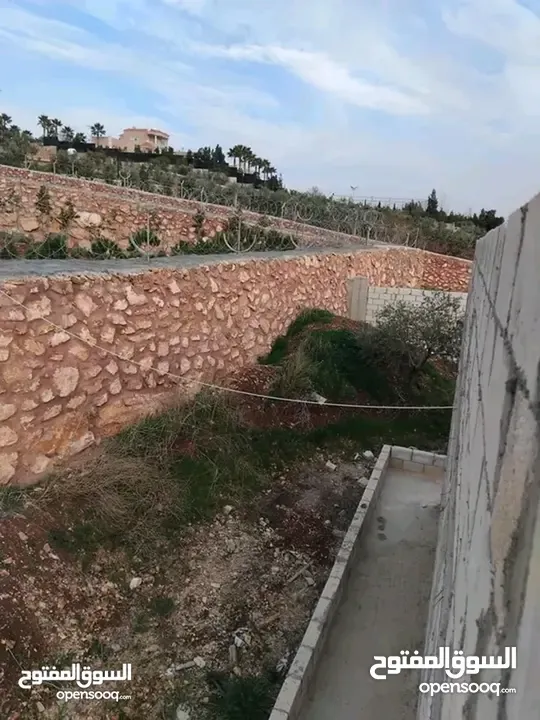 قطعة ارض مع بيت للبيع