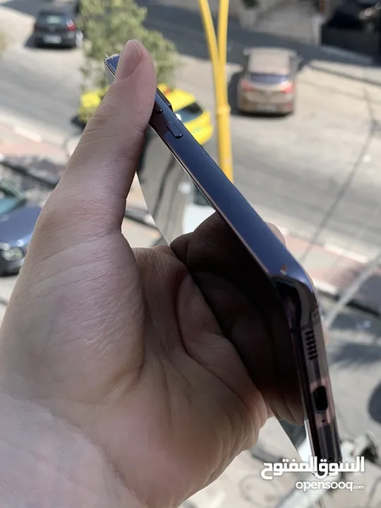 سامسونج جلاكسي اس 22 عادي 256 جيجا جهاز نظيف جداً لزقته عليه الجهاز تقريباً جديد مش شبه جديد