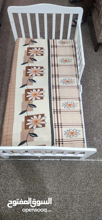 للبيع تخت أطفال خشبي أنيق تخت خشب أبيض مع فرشة مريحة، تصميم عملي وآمن للأطفال.