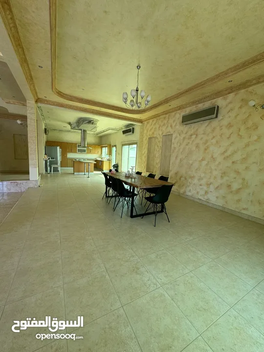 فيلا كبيرة وراقية للايجار في الجنبية  A large and elegant villa for rent in Janabiyah