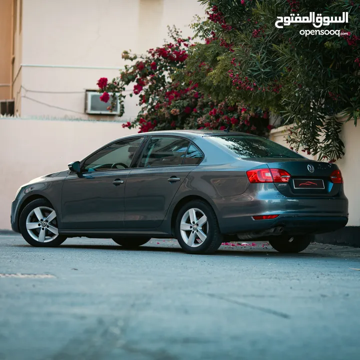 VOLKSWAGON JETTA Excellent Condition Grey 2013