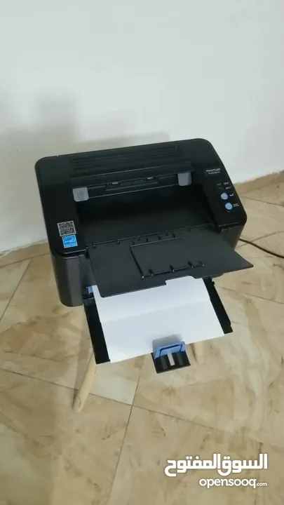 طابعة ليزر ويرلس اسود شبه جديدة مع حبر جديد فل   .