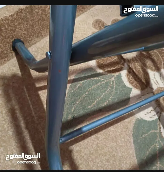 طاولة بلاستيك لون بني إستعمال بسيط