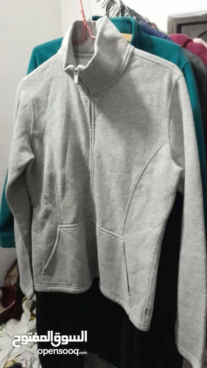 ملابس نسائية مستعملة وموجود عدة ماركات وعدة احجام