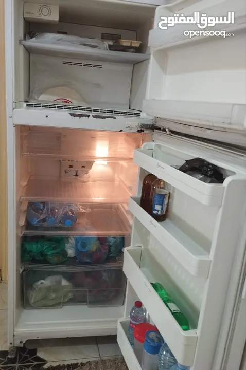 ثلاجة بحاله ممتازه للبيع