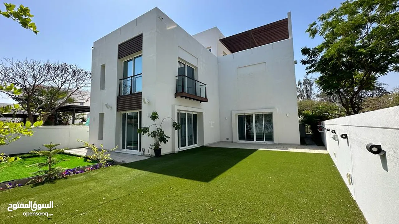 Villa with penthouse in Al Mouj you own the territory. Security and residence in Oman.