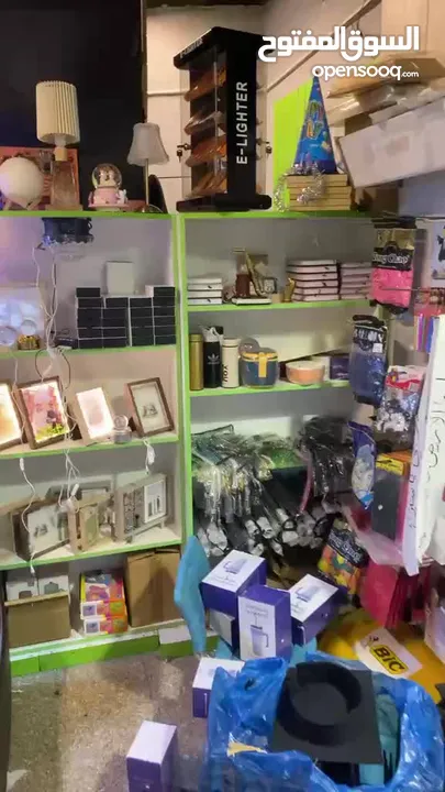 رفوف محل للبيع خشب لاتيه