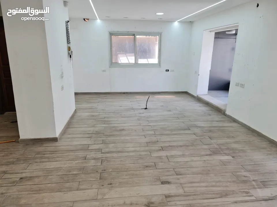 محل تجاري للايجار بالقرب من وسط البلد في مدينة الخليل مع واجهة بارزة على الشارع الرئيسي