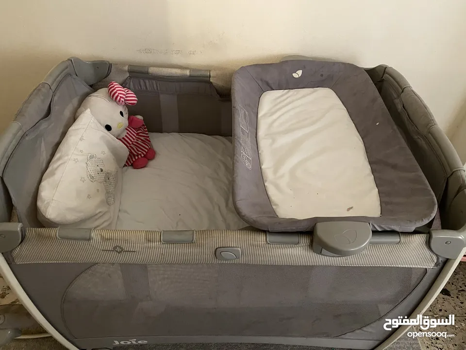 سرير اطفال نظيف جداً + حجلة نظيفة جداً