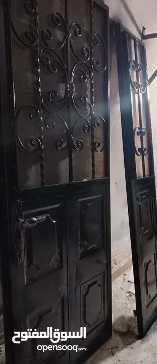ابواب حديد عدد (2)  مستخدمة بحالة الوكالة حديد ثقيل ضرفتين ضرفة صغيرة وضرفة كبيرة