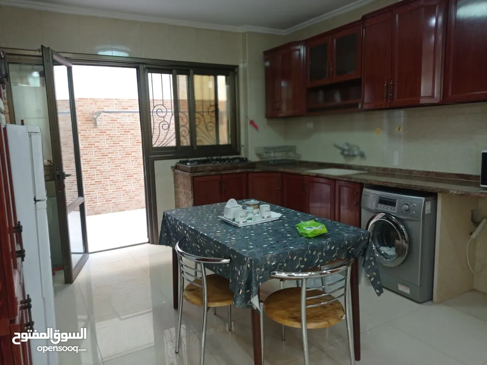 شقه مفروشه للايجار الشهري ،تصلح لعائله ،قريبه على الخدمات،مشمسه،خط سرفيس،قرب مستشفى الاتحاد ،ساحه