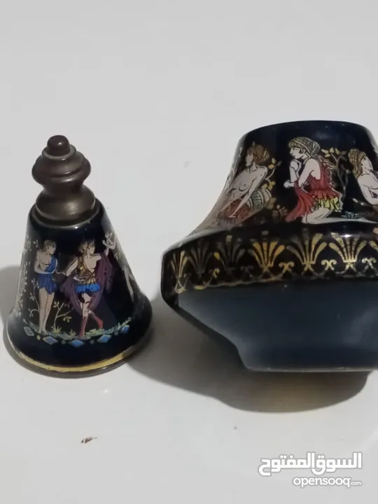 عطر فاخر قبرصي مرسم بماء الذهب عطرها الاصلي بالداخل تاريخ 89/2/3