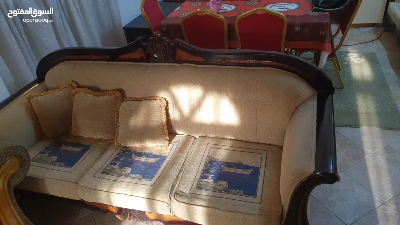 اثاث صالح للاستعمال وهو في حالة جيدة جدا