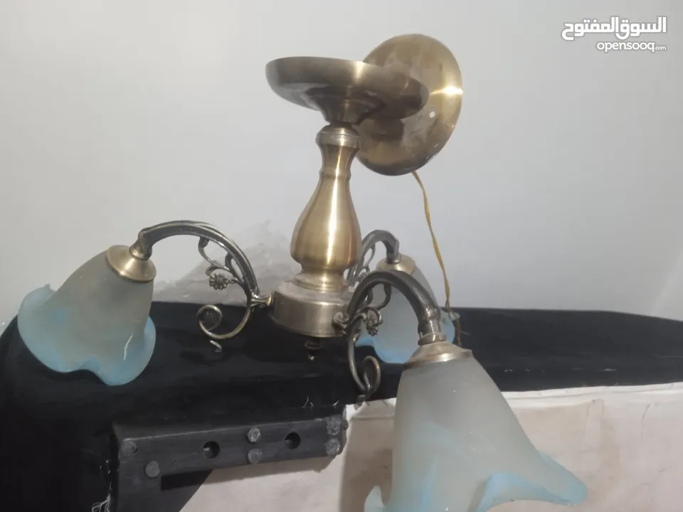 خمسه ثريات وعلى الفحص  الاستفسار الرجاء التواصل على الرقم