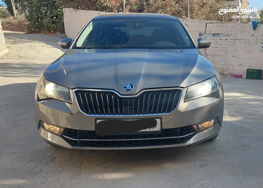 اسكودا سوبير بنزين 2018 قوه 2000 4x4 قوه 280حصان بانوراما  نقطه عمياء خروج عن المسار فل الفل بصمه