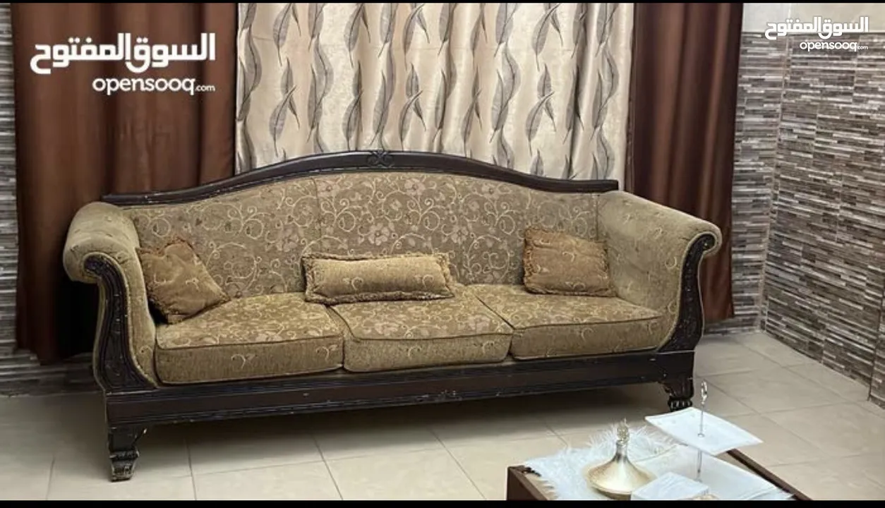 طقم كنب 7 مقاعد حالة جيده وخشب ثقيل