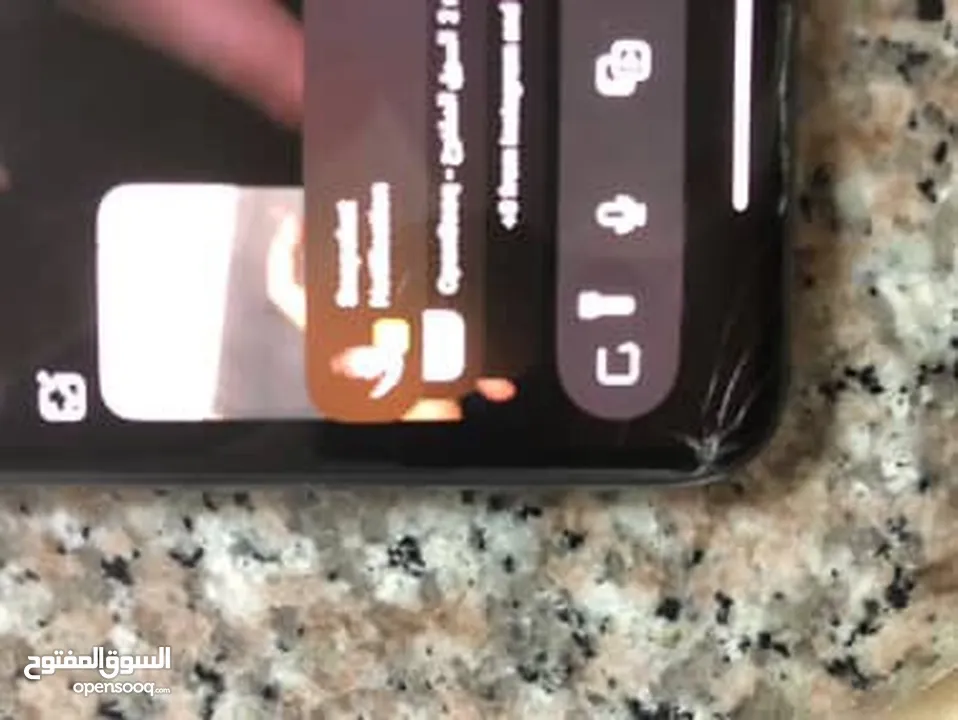 آيفون 11pro max التلفون نضيف جدا بس مغير بطاريه و الشاشه فيها شعر