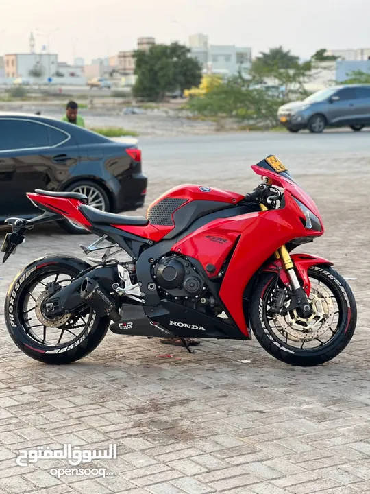 للبيع دراجه ناريه نوع هوندا خليجي CBR1000RR نظيفه جدا موديل 2014