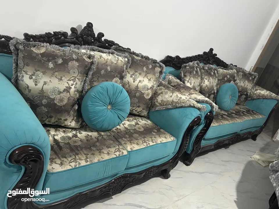 كنب و طاولة وسط و غرفتين نوم وحدة