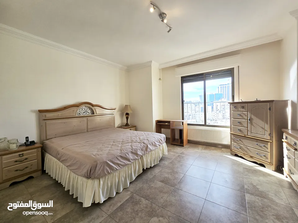 جبل عمان و محيط فندق ( الردز كارتن ) شقة فخمة للبيع 220 متر